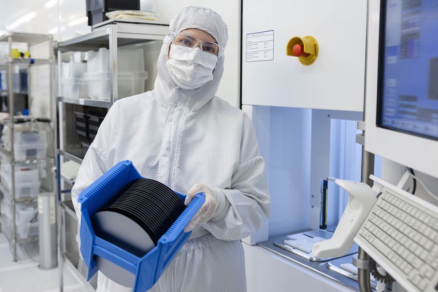 VTT cleanroom (photographer: Vesa Kippola)